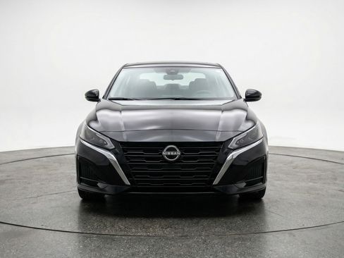 Used 2025 Nissan Altima 2.5 SV image 2