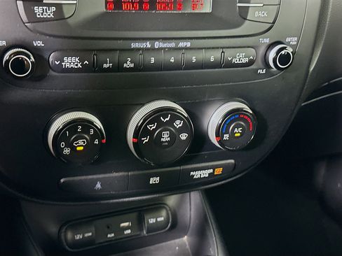 Used 2015 Kia Soul + image 22