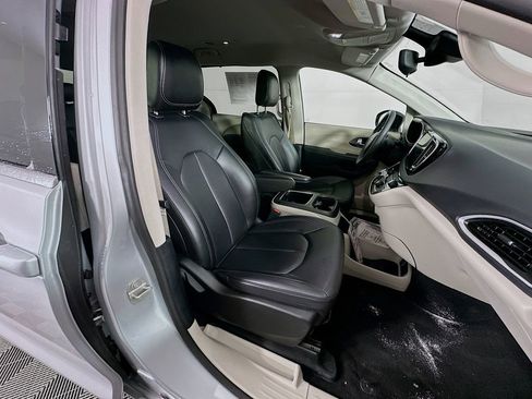 Certified 2024 Chrysler Pacifica Touring-L image 39