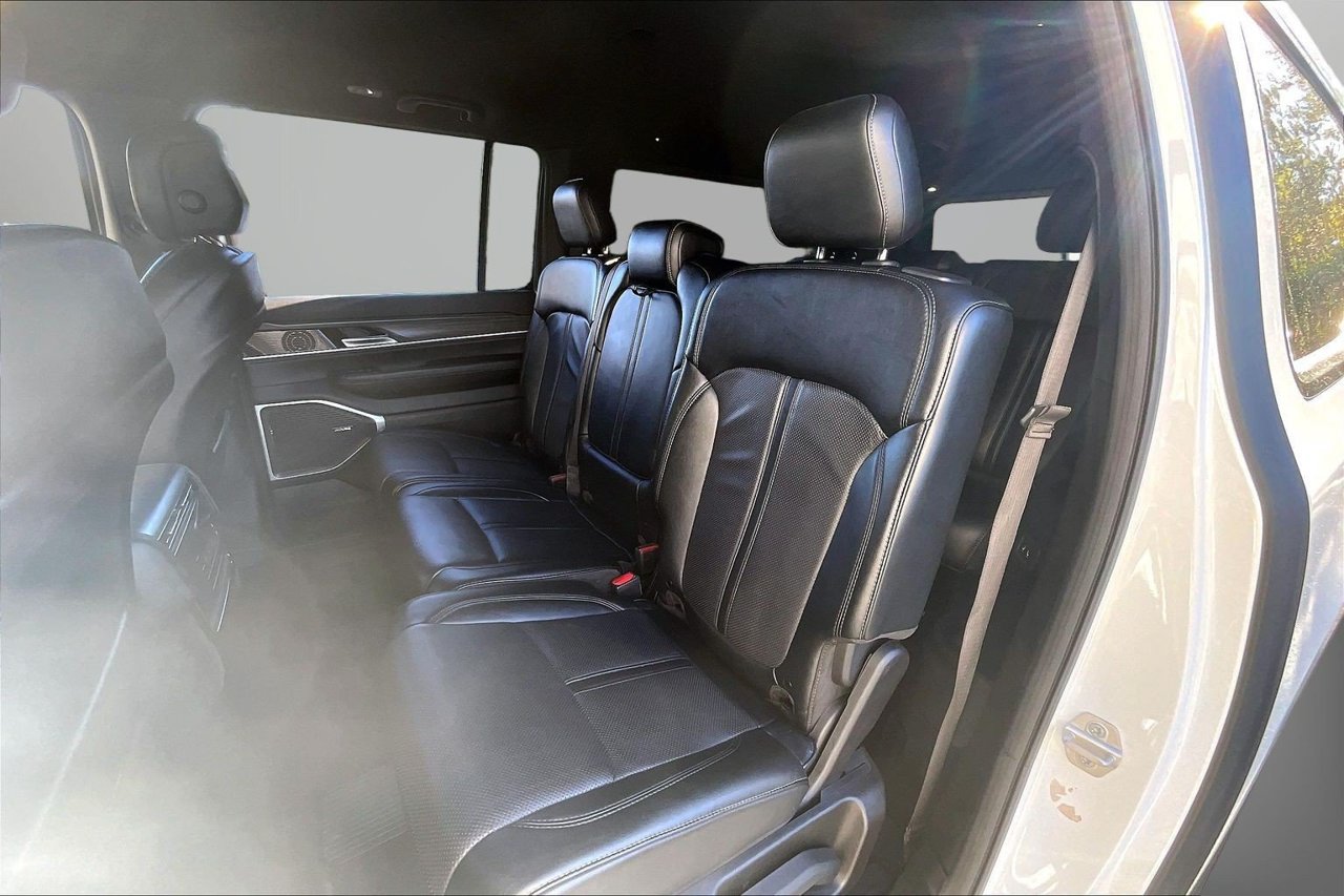 Certified 2024 Jeep Wagoneer L Series II AWD/4WD image 21