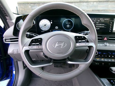 Used 2025 Hyundai Elantra SEL image 17