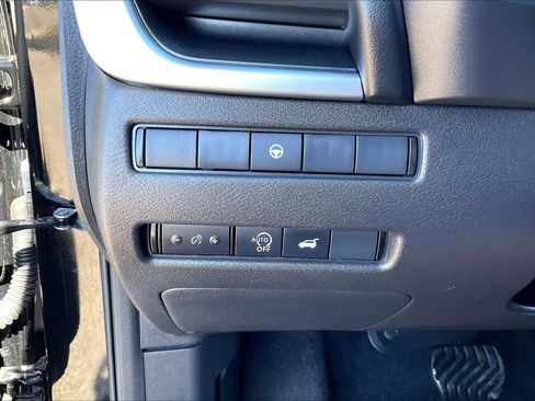 Used 2025 Nissan Rogue SV image 33