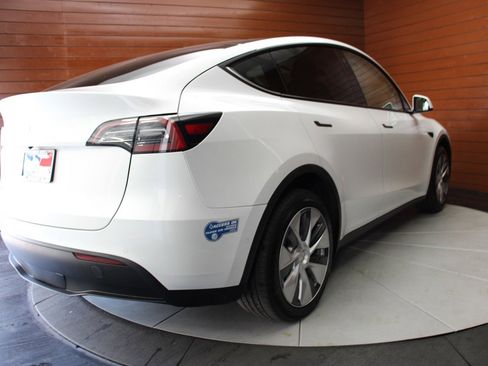 Used 2021 Tesla Model Y Long Range image 6