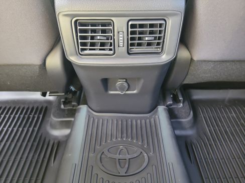 Used 2022 Toyota RAV4 LE AWD/4WD image 16