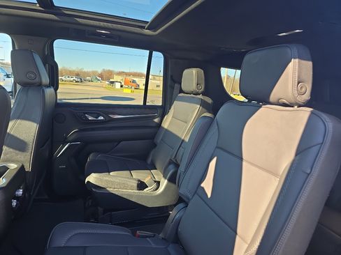 Used 2023 GMC Yukon XL Denali image 16