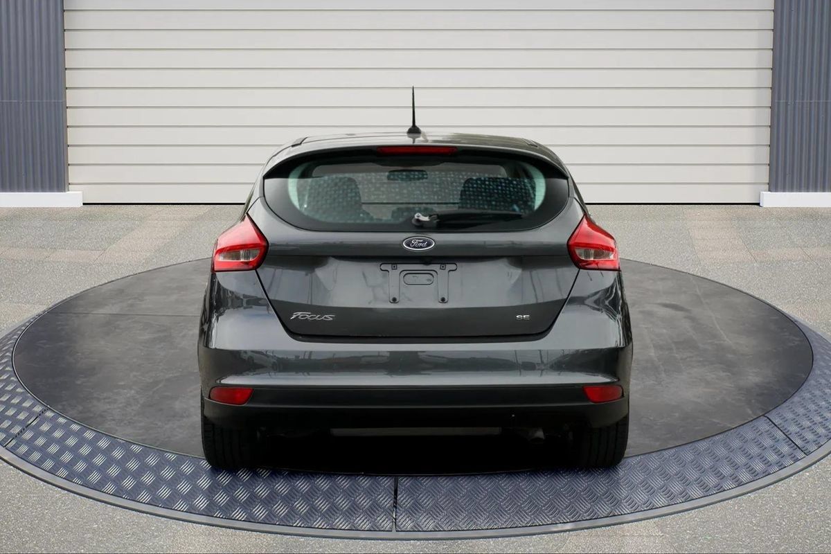 Used 2018 Ford Focus SE w/ Cold Weather Package FWD image 6