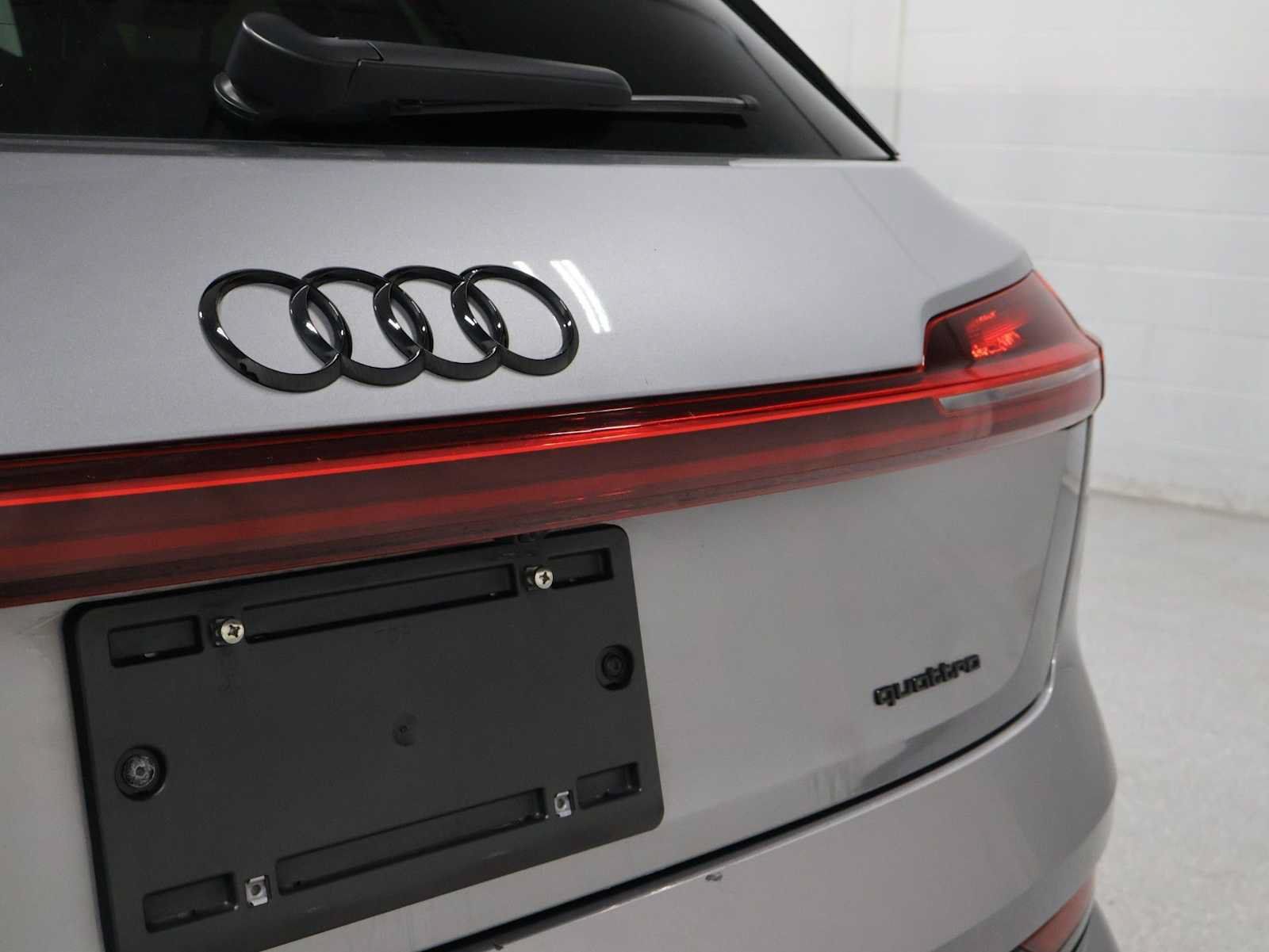 Used 2023 Audi e-tron Premium Plus w/ Premium Plus Package AWD/4WD image 8