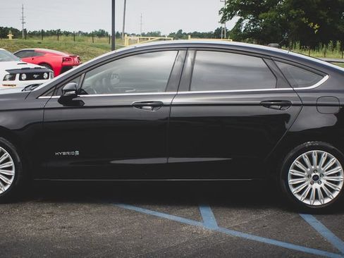 Used 2016 Ford Fusion SE FWD image 16