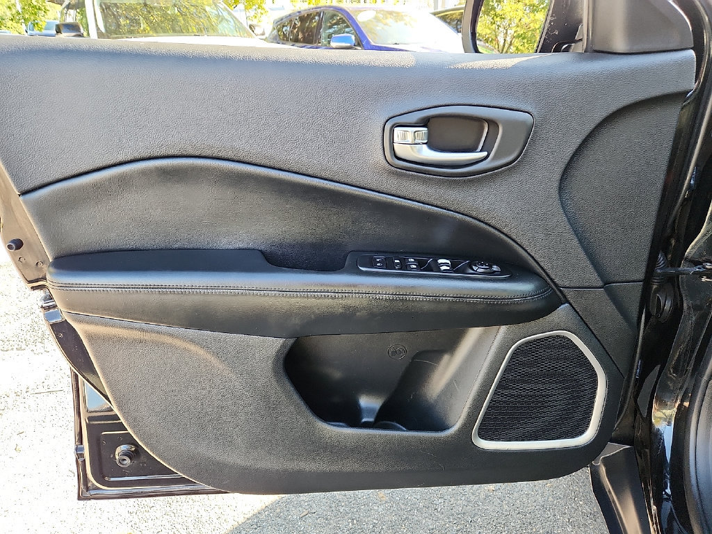 Used 2020 Jeep Compass Latitude FWD image 12