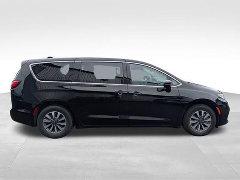 Used 2024 Chrysler Pacifica Limited FWD image 8