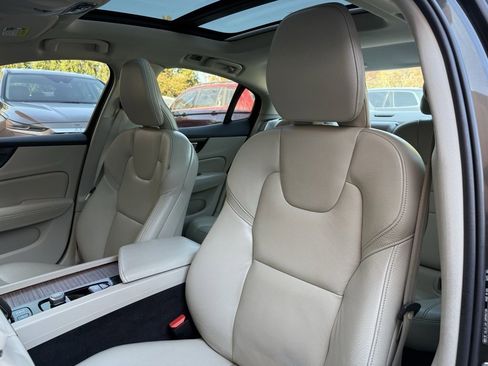 Used 2022 Volvo S60 B5 Momentum w/ Premium Package image 10