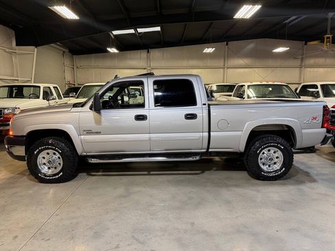 Used 2006 Chevrolet Silverado 2500 LT w/ Heavy-Duty Power Package AWD/4WD image 6