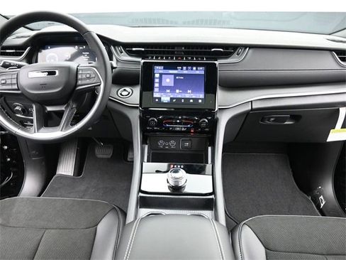 New 2025 Jeep Grand Cherokee Altitude image 24