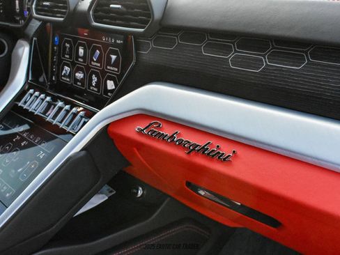 Used 2020 Lamborghini Urus image 24