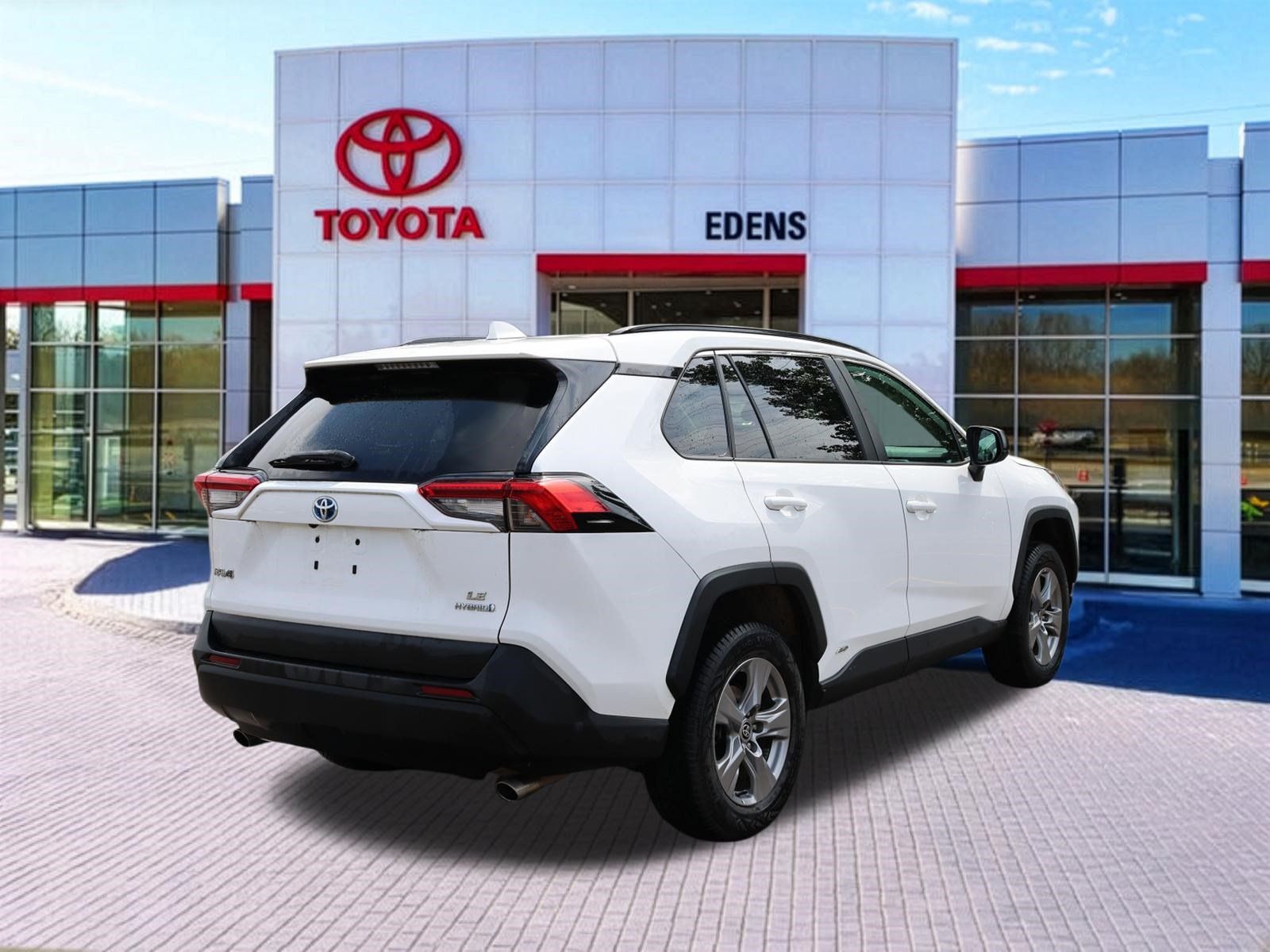 Used 2022 Toyota RAV4 LE AWD/4WD image 3