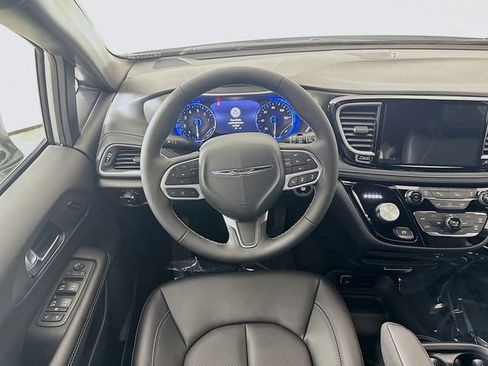 New 2026 Chrysler Pacifica Select image 21
