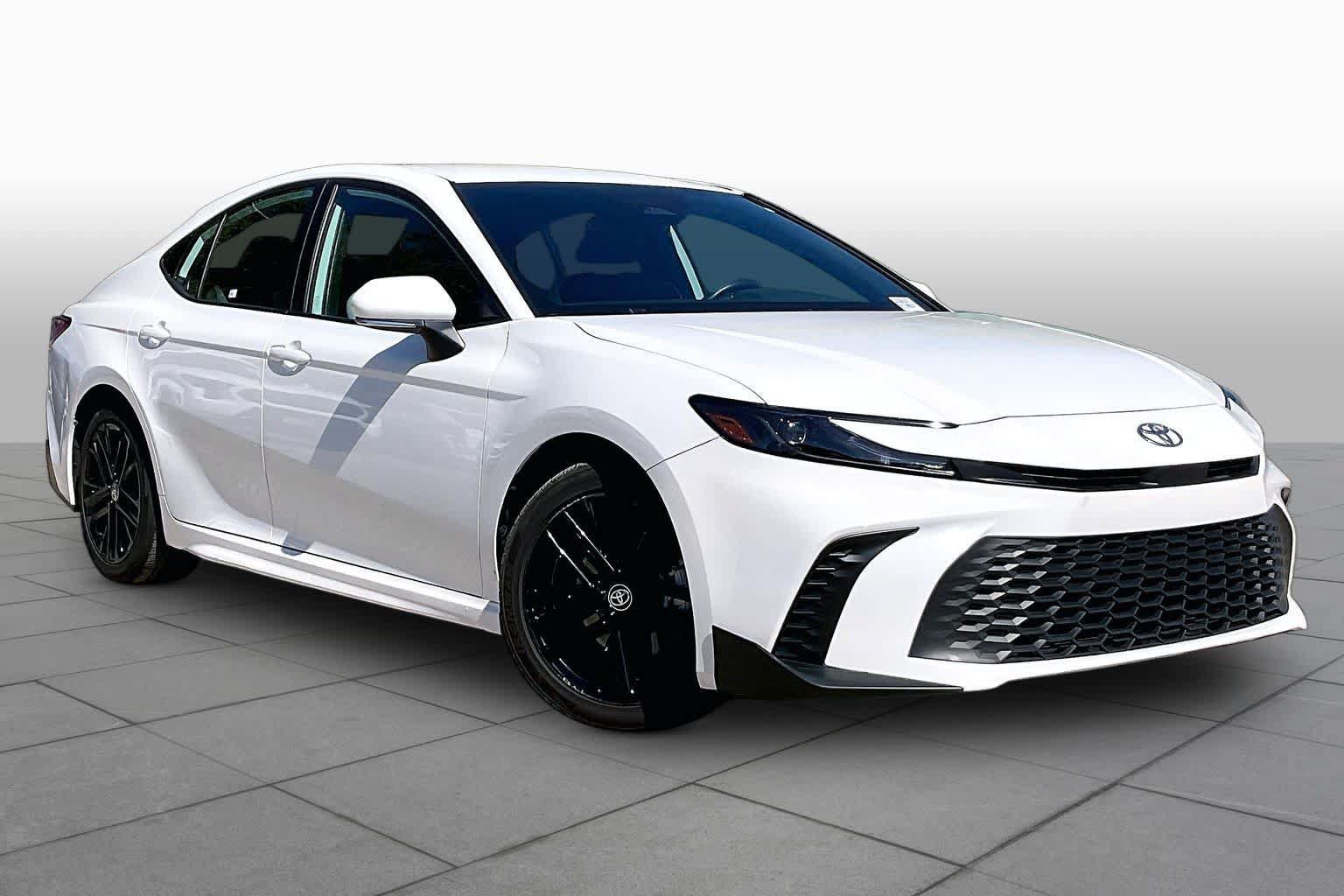 Used 2025 Toyota Camry SE FWD image 3