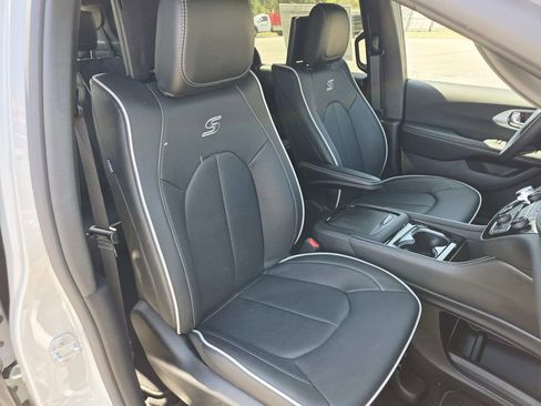 New 2026 Chrysler Pacifica Limited w/ Uconnect Theater Family Group FWD image 19