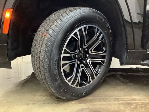 New 2026 Jeep Grand Wagoneer 4WD w/ Premium Group I image 30
