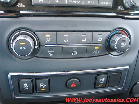Used 2024 Nissan Titan SV AWD/4WD image 20