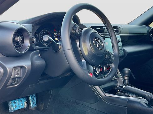 Used 2025 Toyota GR86 Premium image 9