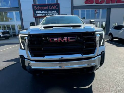 Used 2024 GMC Sierra 2500 Pro w/ Convenience Package image 3