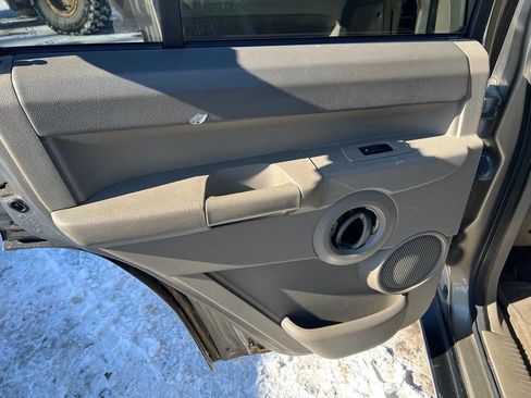 Used 2006 Jeep Commander 4WD w/ Trailer Tow Group IV image 16