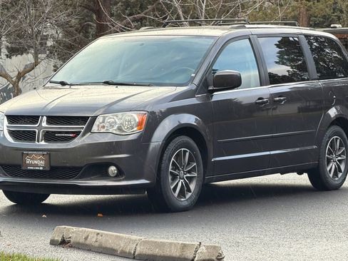 Used 2017 Dodge Grand Caravan SXT image 9