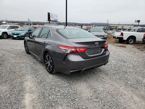 Used 2018 Toyota Camry SE image 3