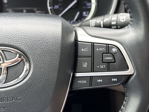 Used 2022 Toyota Highlander XLE FWD image 24