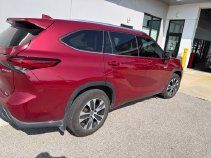 Used 2021 Toyota Highlander XLE AWD/4WD image 4