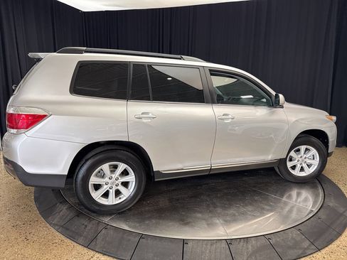 Used 2012 Toyota Highlander SE w/ Tow Pkg image 11