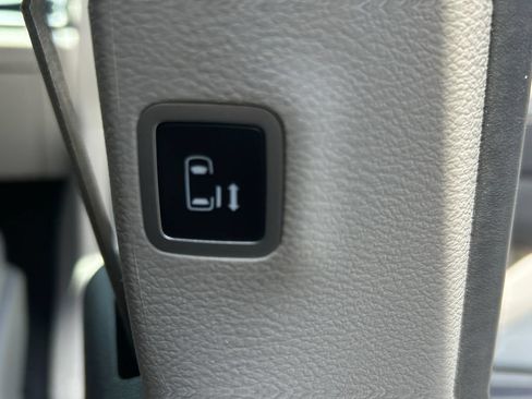 Used 2023 Chrysler Pacifica Touring-L FWD image 25