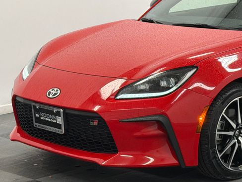 Used 2025 Toyota GR86 RWD image 2