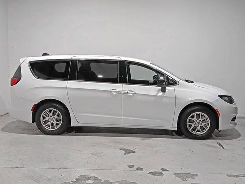 Used 2024 Chrysler Voyager LX FWD image 7