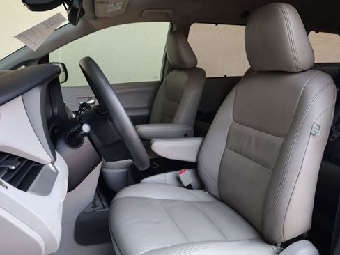 Used 2020 Toyota Sienna LE FWD image 14