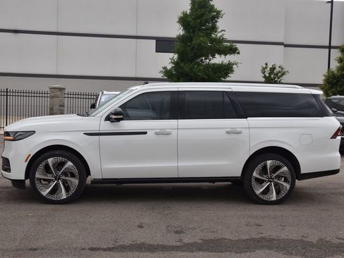 New 2026 Lincoln Navigator L Black Label AWD/4WD image 11