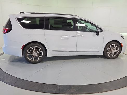 New 2026 Chrysler Pacifica Pinnacle image 8