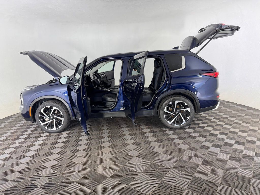 Used 2023 Mitsubishi Outlander SE AWD/4WD image 14