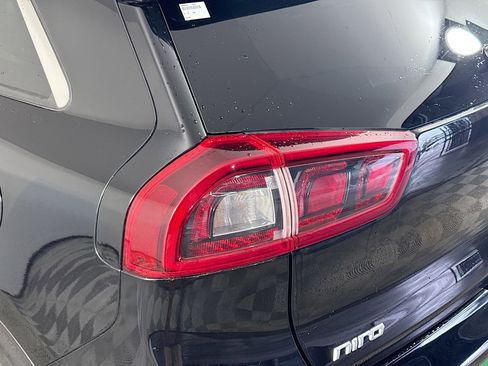 Used 2017 Kia Niro EX image 36