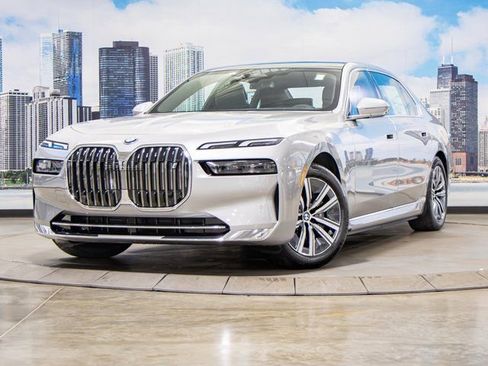 Used 2025 BMW i7 xDrive60 w/ Premium Package image 2