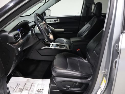 Used 2022 Ford Explorer Limited w/ Equipment Group 301A AWD/4WD image 9