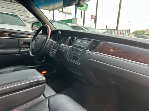 Used 2009 Lincoln Town Car Signature Limited RWD image 15