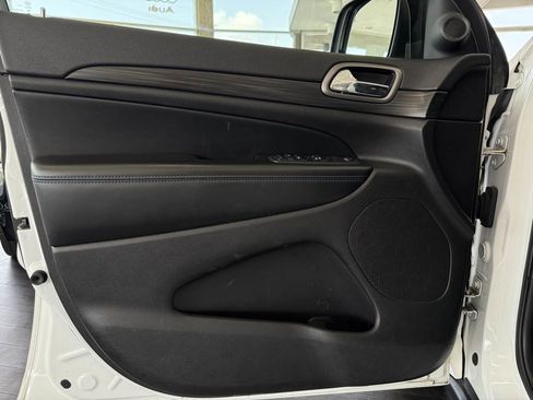 Used 2019 Jeep Grand Cherokee Laredo image 28