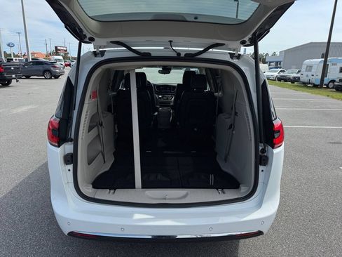 Used 2023 Chrysler Pacifica Touring-L FWD image 17