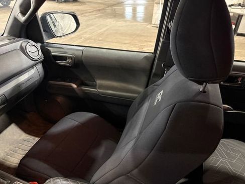 Used 2016 Toyota Tacoma TRD Sport image 21