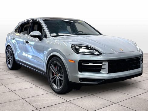 Used 2024 Porsche Cayenne S AWD/4WD image 2
