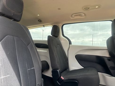Used 2017 Chrysler Pacifica Touring FWD image 27