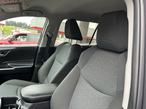 Certified 2025 Toyota RAV4 XLE AWD/4WD image 17