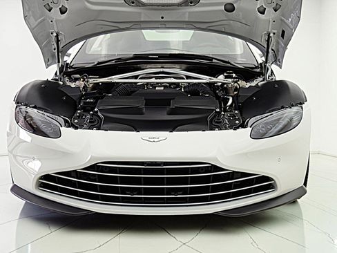 Used 2023 Aston Martin V8 Vantage Coupe RWD image 18